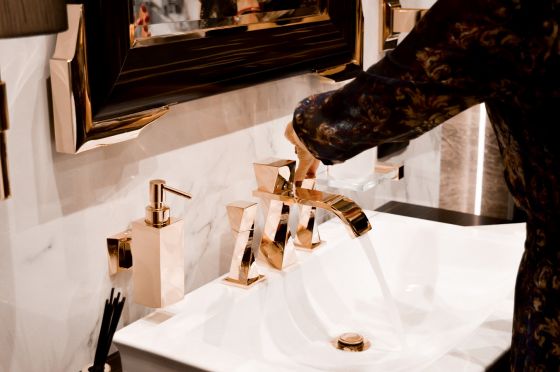 Jörger Turn washbasin 3-hole mixer and accessories in gold (24 carat).