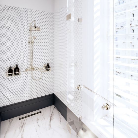 Door-opener grips provide a space-saving solution in the shower cabin, shown here in the bell-shape that is characteristic for the Delphi design. Surface finish in polished nickel