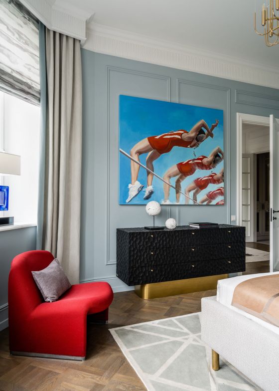 Дизайнер Елена Маркина, интерьер спальни с арт объектами, искусство в интерьере, красное кресло, картины в интерьере