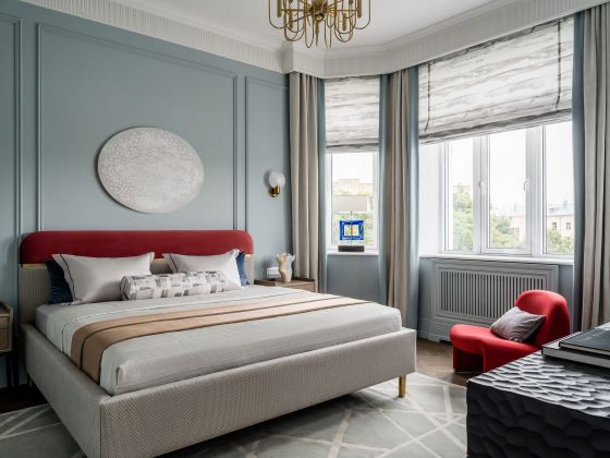 Дизайнер Елена Маркина, интерьер спальни с эркером, голубой, квартира в Москве, мягкая кровать, дизайнерское кресло, современная классика