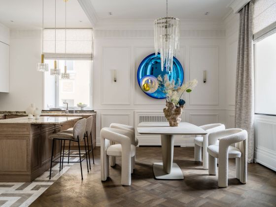 Белая кухня-столовая, дизайнер Елена Маркина, дизайнерский интерьер, квартира в Москве, современная классика, столовая группа