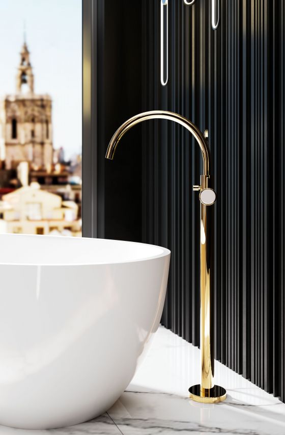 Dream team: Freestanding bathtub fitting from the Valencia series in the exclusive finish sunshine together with a freestanding bathtub in white against a black background.