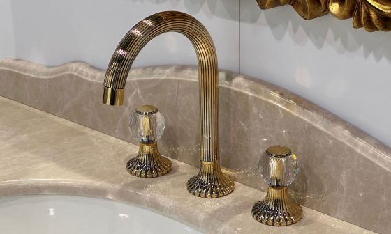 JÖRGER Design, bathroom aesthetics, luxury bathroom faucets, fixtures, fittings, KBIS 2023, Oliver Jörger, on display, exhibited, Cronos Crystal, 24-carat, antique gold finish, crystal, handles, crystal glass, three-hole mixer, faucet, washbasin, exclusiv