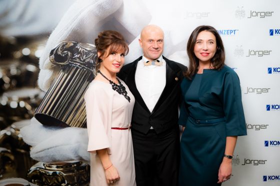 Guinness world record holder Sergei Gribkov, surrounded by Anna Mitsykh (Jörger) and Anna Antonova ( Konzept )