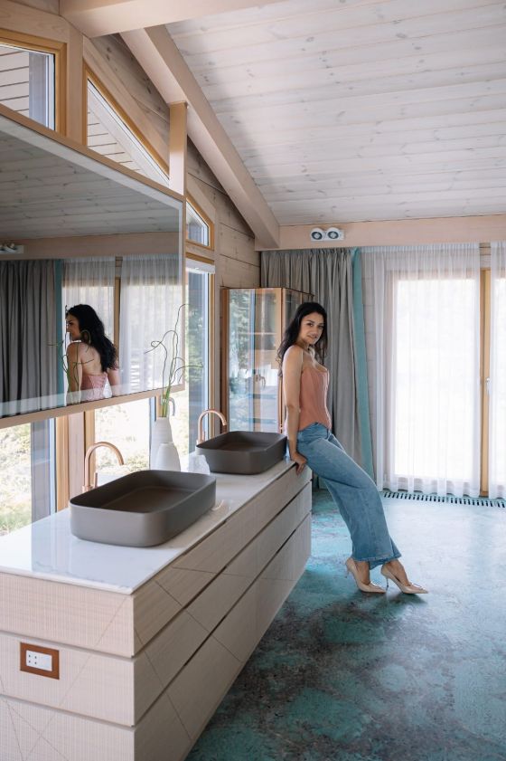 Наивысшая благодарность и знак признания от довольного заказчика – право на персональную фотосессию в готовом интерьере. На фото: дизайнер проекта Мария Иванова-Сорокина.