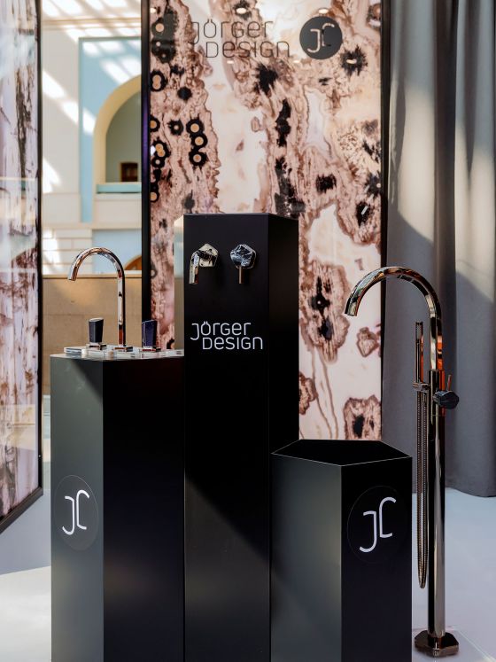 Jörger Design, Shado, дизайнерские смесители на выставке АрхМосква2024, новинка, образец, стенд, пятигранник, натуральный камень, напольный смеситель, черный мрамор, Nerz, на раковину, 3 отверстия, авантюрин