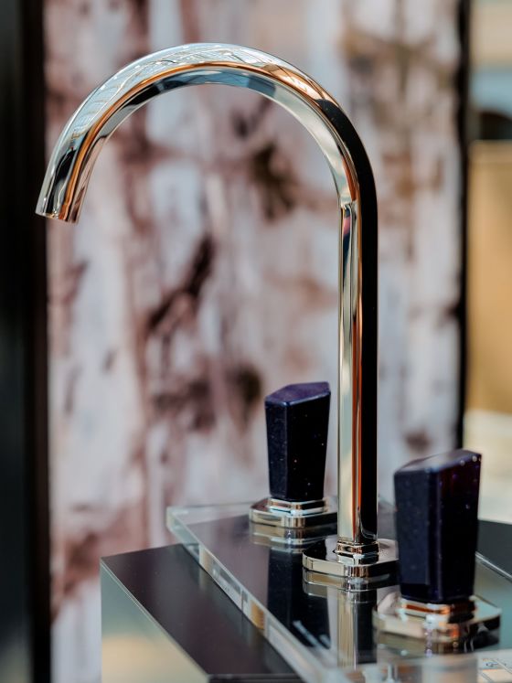 Jörger Design, Shado, дизайнерские смесители на выставке АрхМосква2024, премьера, новинка, на раковину на 3 отверстия, натуральный камень, авантюрин, серебристый никель, Европейская сантехника, скульптурная ручка, пятигранник