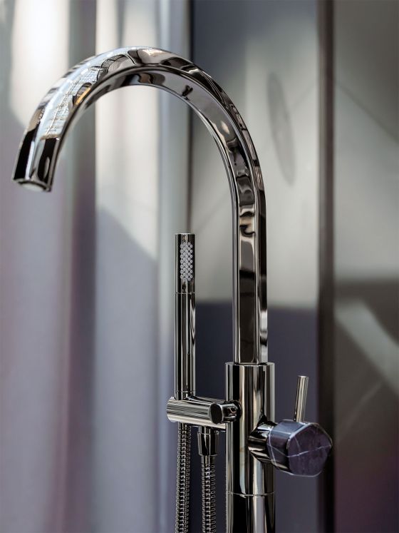 Jörger Design, Shado, дизайнерский смеситель на выставке АрхМосква2024, премьера, новинка, однорычажный смеситель, напольный, ручной душ, натуральный камень, черный мрамор, пятигранник, премиум, элитная сантехника